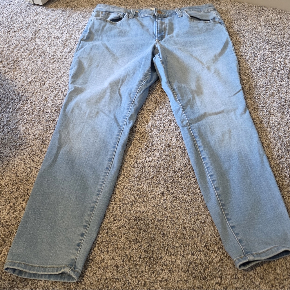 Universal Threads Women's Light Wash Skinny Jeans